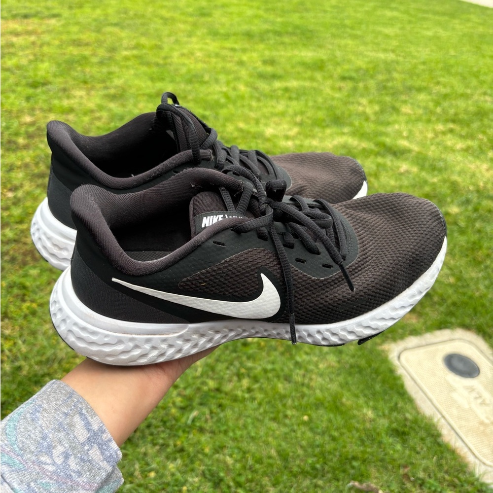Nike Revolution 5 Black and White Athletic Women’s Sneakers Size 9